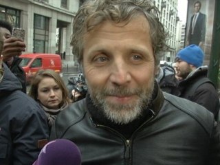 Reportages : Stéphane Guillon déclare François Fillon vainqueur et apporte les résultats au siège de l'UMP