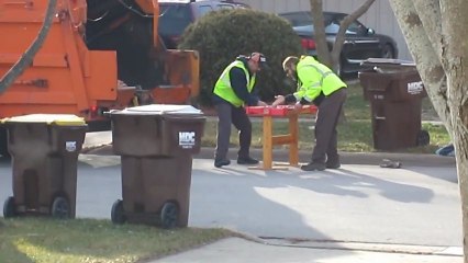 Скачать видео: Eboueurs jouent au baby foot avant de le jetter