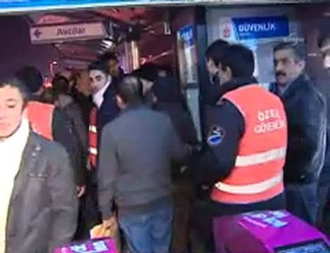 Metrobüs bozuldu, binlerce insan yollara döküldü