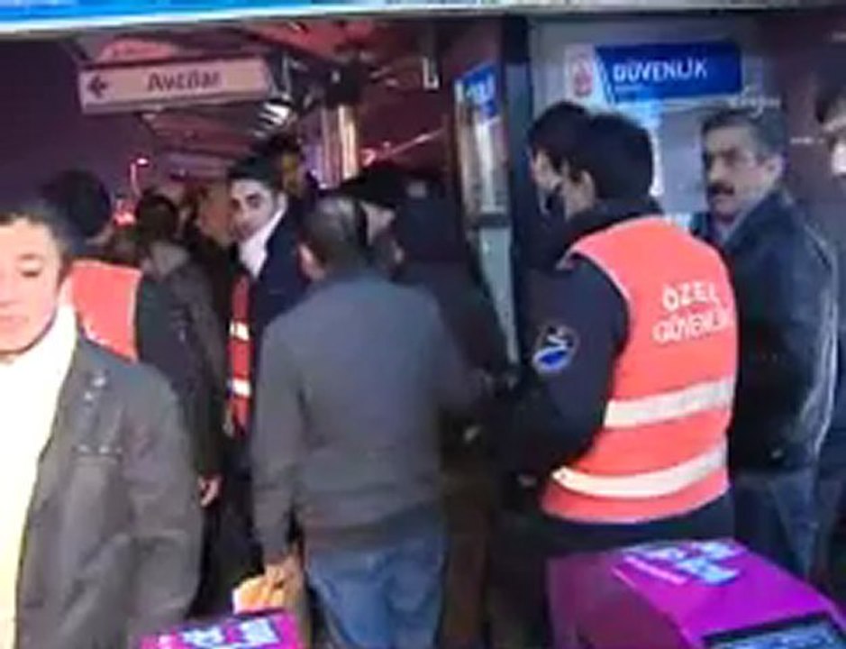 Metrobüs bozuldu, binlerce insan yollara döküldü