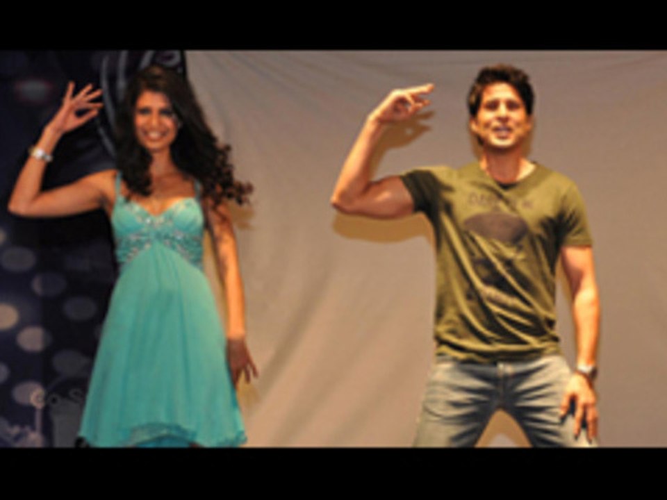 Rajeev Khandelwal Performs @ Mithibai College Festival !