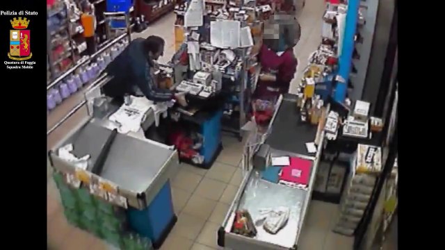 Foggia - Arrestato rapinatore seriale, l'irruzione nei negozi (21.11.12)