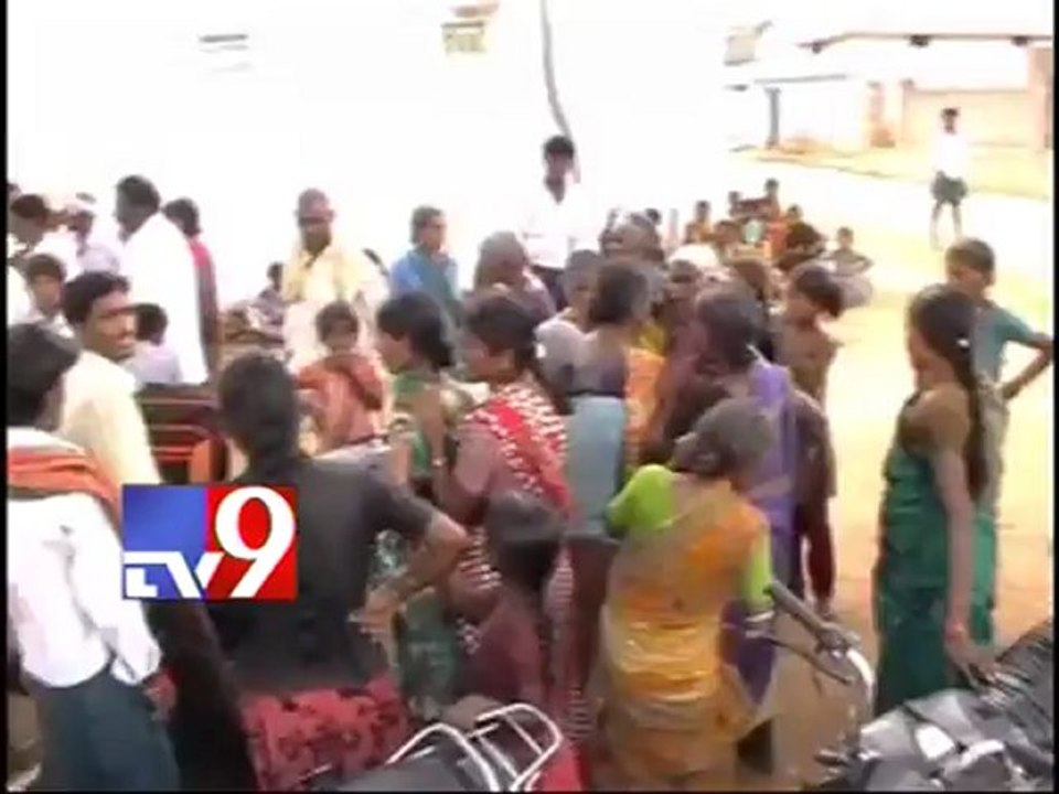 Rival Congress groups attack each other with bombs