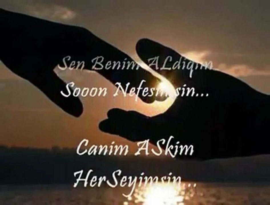 GÜLÜŞÜNÜ ARIYORUM BAKIŞINA GÖZLERİNE BİTİYORUM İNAN SENİ ÖLÜMÜNE SEVİYRUM BEN