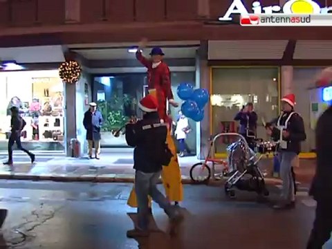 TG 10.12.12 Bari: shopping col maltempo, ma per strada ci sono i sorrisi per natale