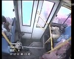 Çinli Kadın Otobüste Doğurdu!