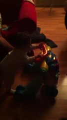 Les 3 premiers pas de Liam avec un trotteur