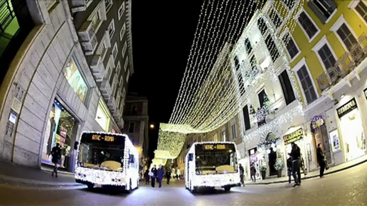 Rome: un bus féérique roule dans la ville à l'approche de Noël