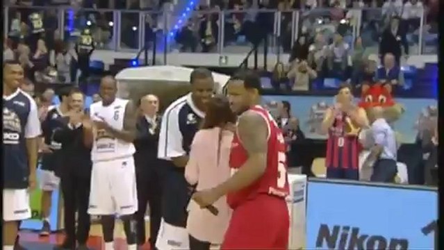 O Ντομινίκ Τζέιμς κάνει πρόταση γάμου στο παρκέ