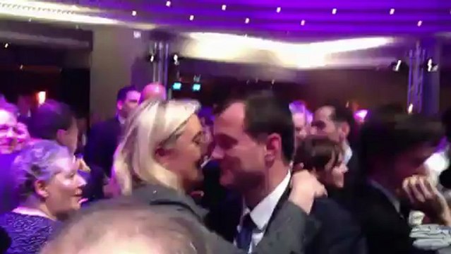 Marine le Pen et Louis Aliot dansant un slow avec les Forbans