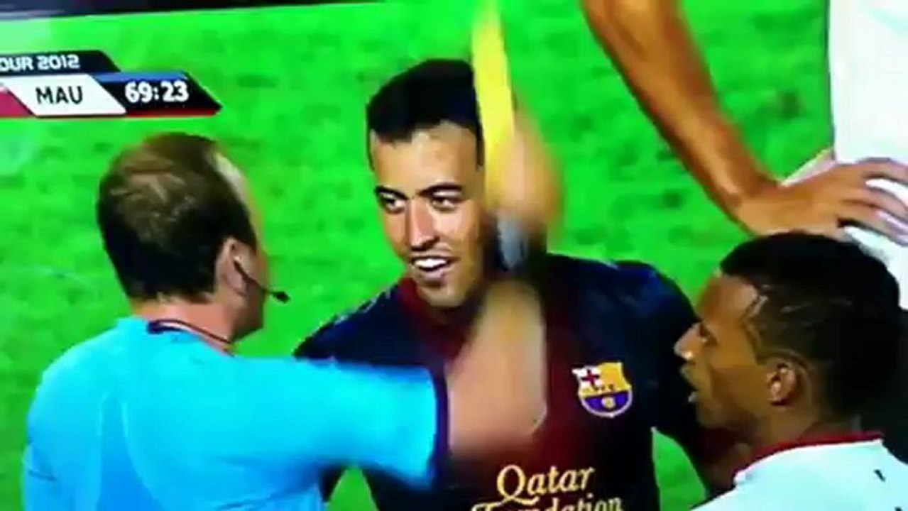 Trong trận giao hữu với M.U, Busquets giả vờ ngã đau đớn