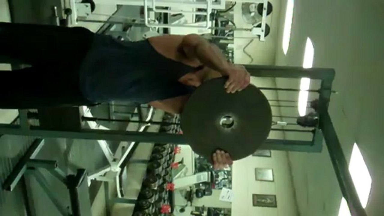 Danny in the 15kg plate hold on Konkura Sport and Fitness