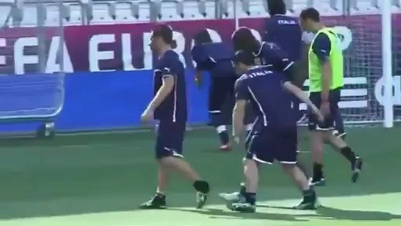 Joachim Loew móc gỉ mũi ra rồi ăn