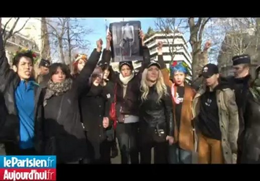 Les femen rhabillées devant l'ambassade d'egypte