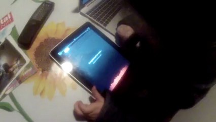 A 6 an elle , fait de l'informatique et parle avec son ordi pad