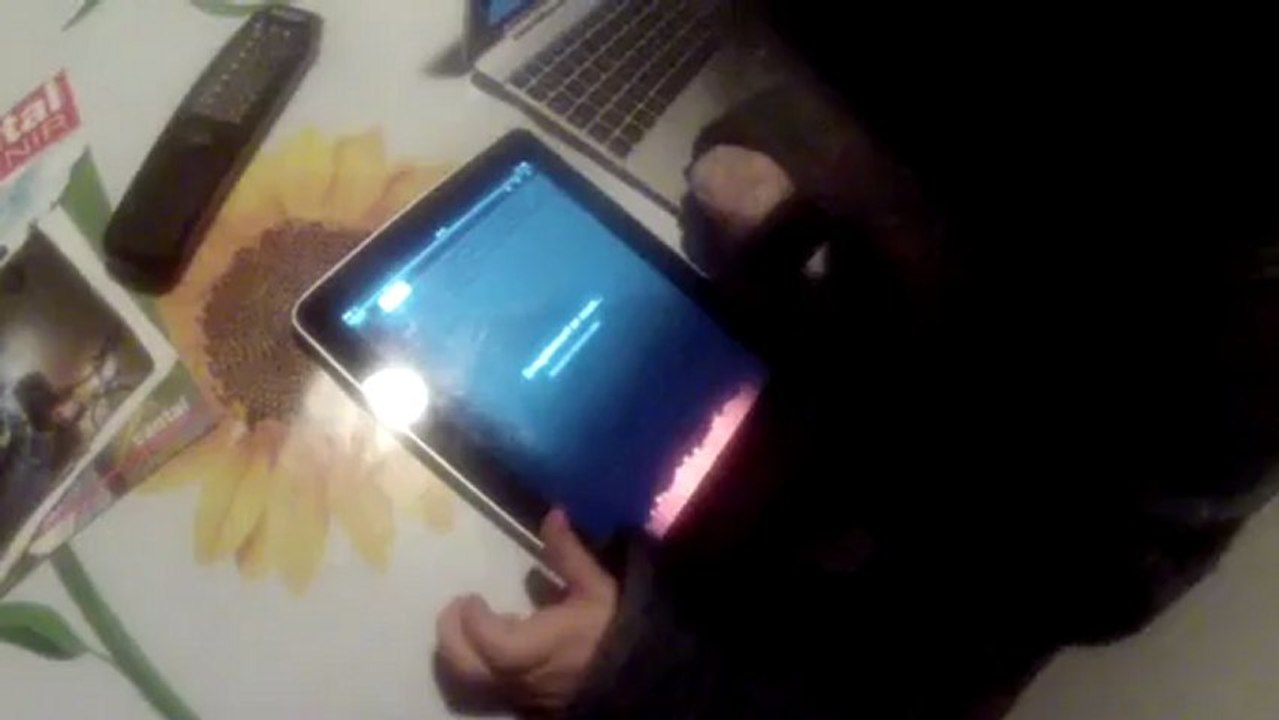 A 6 an elle , fait de l'informatique et parle avec son ordi pad