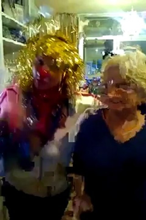 Fan Dancer felicitanto las navidades con su madre -