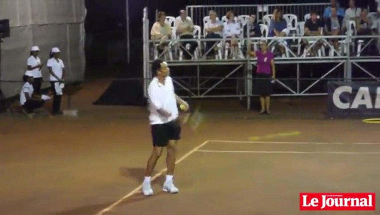 YANNICK NOAH SE BLESSE LORS D UN MATCH A LA REUNION