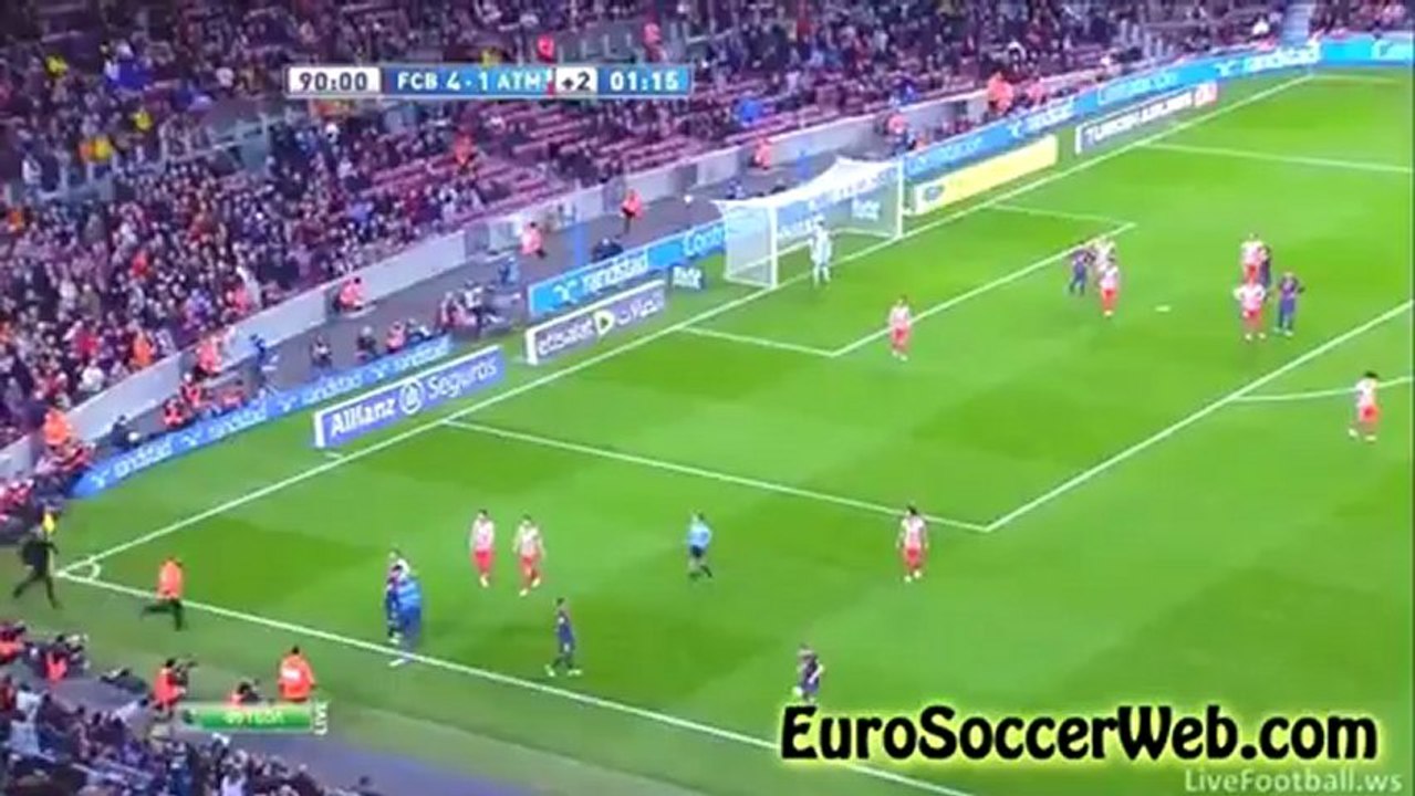 Fan cuồng chạy vào sân chỉ để ôm Messi