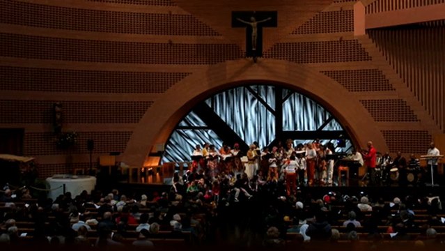 Evry Daily Photo - Vini Chante Nwel - Cathedrale Evry - Video 1
