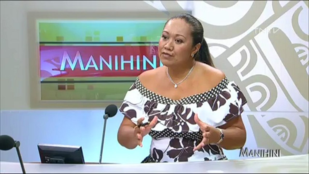 Miss France embrasse tout le monde (1ère dauphine-Miss Tahiti 2013  ...)...
