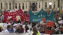 Spagna, protesta dei camici bianchi a Madrid