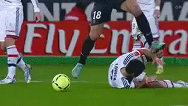 Zlatan Ibrahimovic marche sur le front de Dejan Lovren lors de PSG-OL