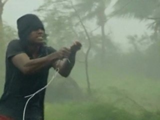 Cyclone batters Fiji