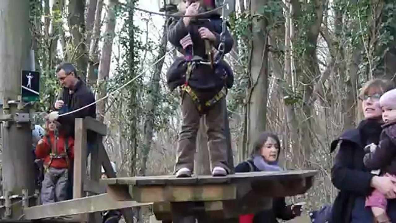 Lise fait de la tyrolienne