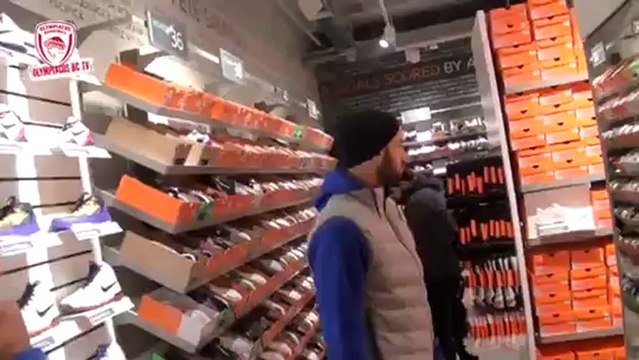 Οι καλαθοσφαιριστές του Ολυμπιακού κάνουν τα ψώνια τους