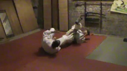 Sol contre debout latéral aux mains :  shime, uke s'écarte forme 2