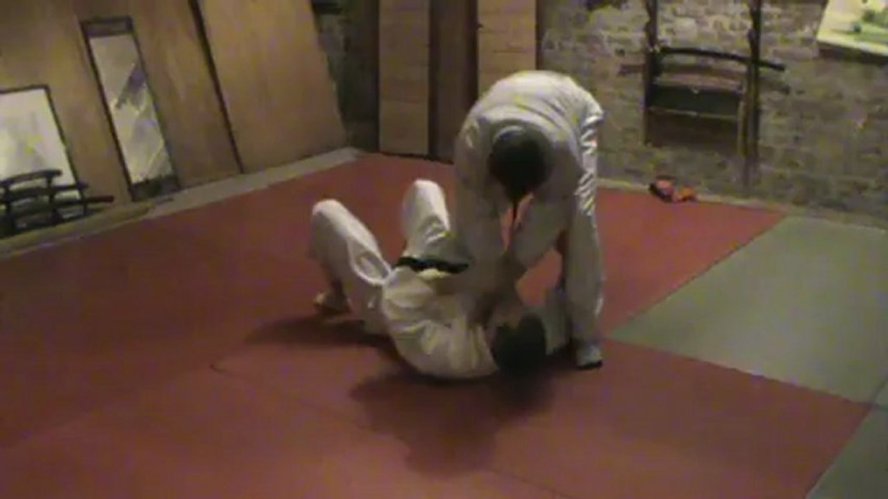 Sol contre debout latéral aux mains : shime, jambes inversées + réaction