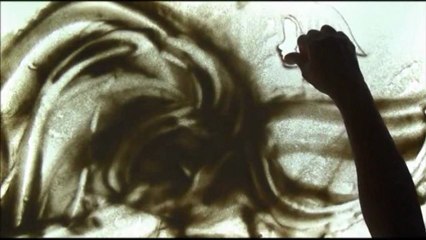 Sand art - Tranh cát Lê Phong Giao - DUNG BO CON ME OI - bé Bảo An hát