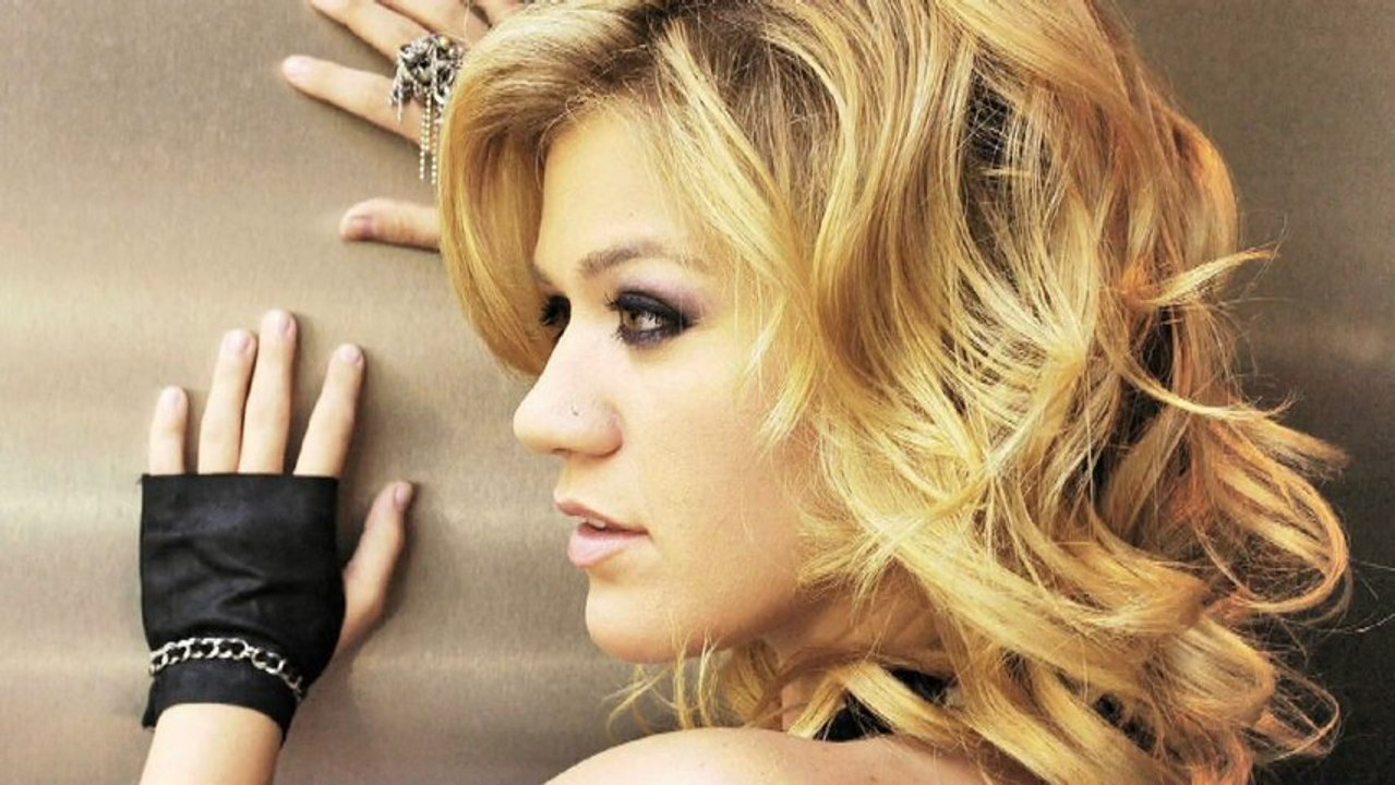 Music Icon Kelly Clarkson Is Engaged To Brandon Blackstock! [HD]