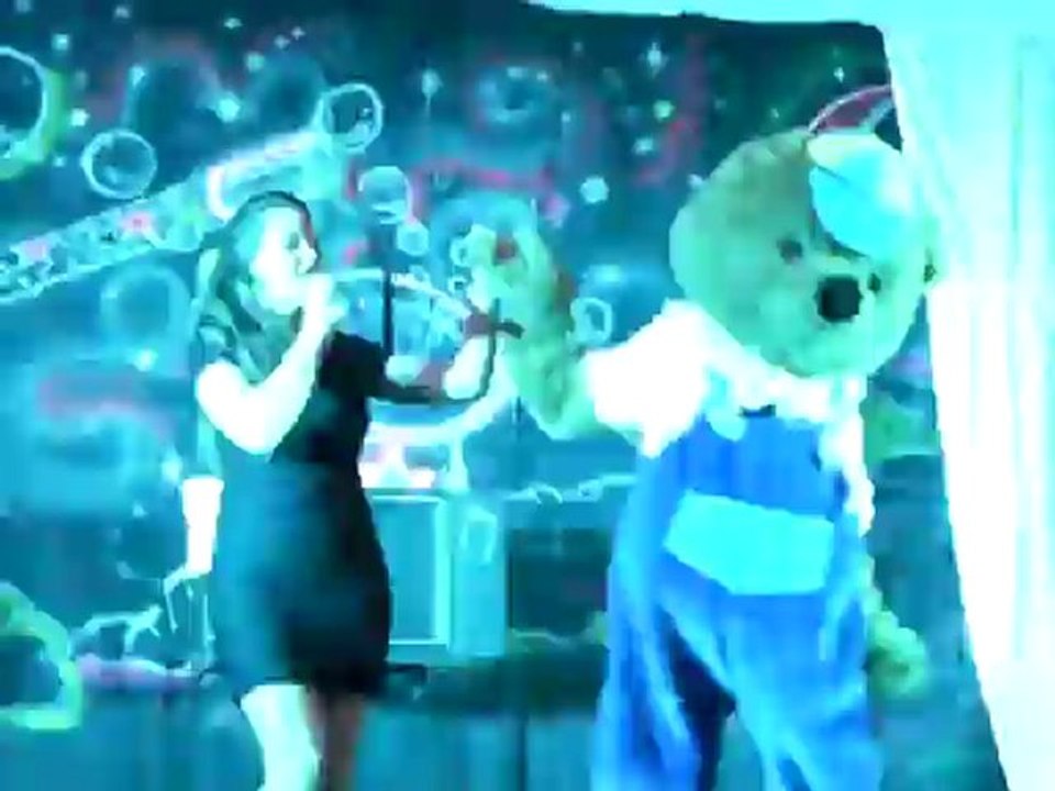 Ophélie chante aussi dans le spectacle de Chris Wilson. Megamagic-2012