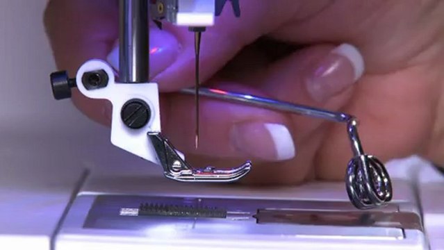 Pied de biche avec un guide pour travailler avec une aiguille double Husqvarna Viking 920302096