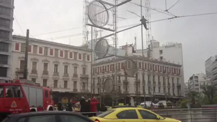 Γυναίκα απειλεί να αυτοκτονήσει στην Ομόνοια