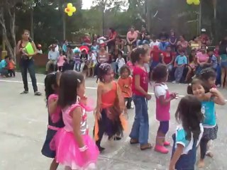 aNa MaRiia BaiLanDo...Diia De Loos NiÑoos =)