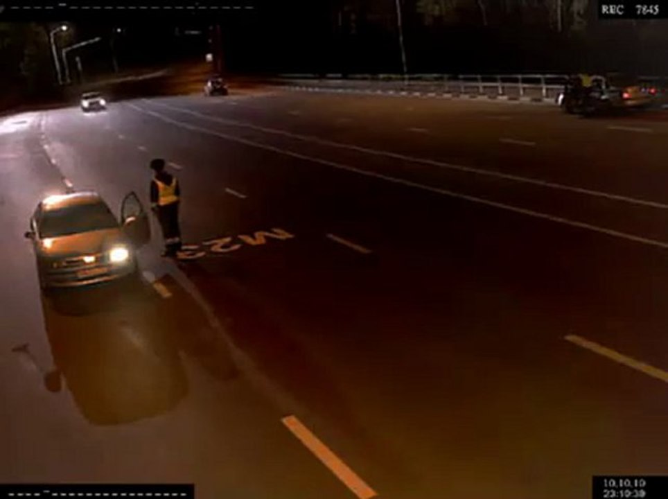 قطيع من الذئاب يهاجم شرطي في الطريق www.video.fr.mu