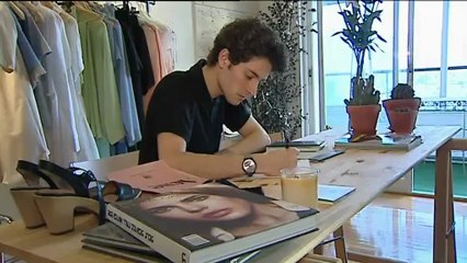 Adrián Salvador cumple su sueño vistiendo a Michelle Obama