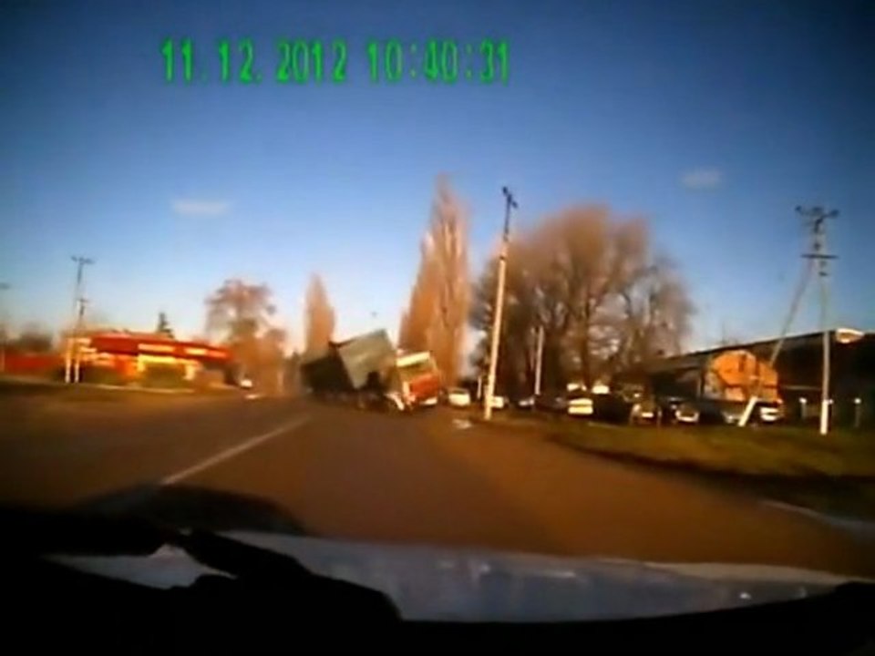 Camion de vaches se renverse sur la route