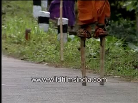 100 mile pilgrimage on stilts,going up hill !-MPEG-4 800Kbps.mp4