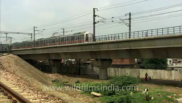 1126.Delhi Metro in action!.mov