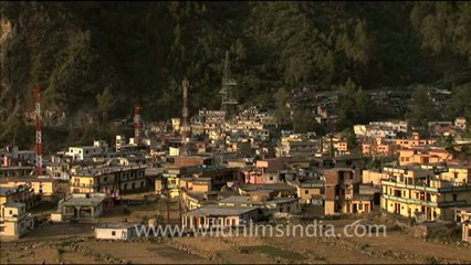 1723.Uttarkashi town along the Ganga.mov