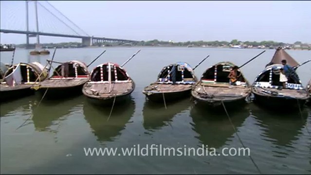 1791.Hooghly River, bridge and boats.mov