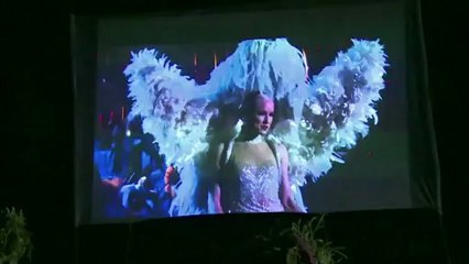 Des danseuses du Lido chez les Papous