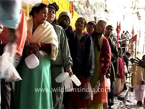 2231.Devotees lining up near Amarnath cave.mov