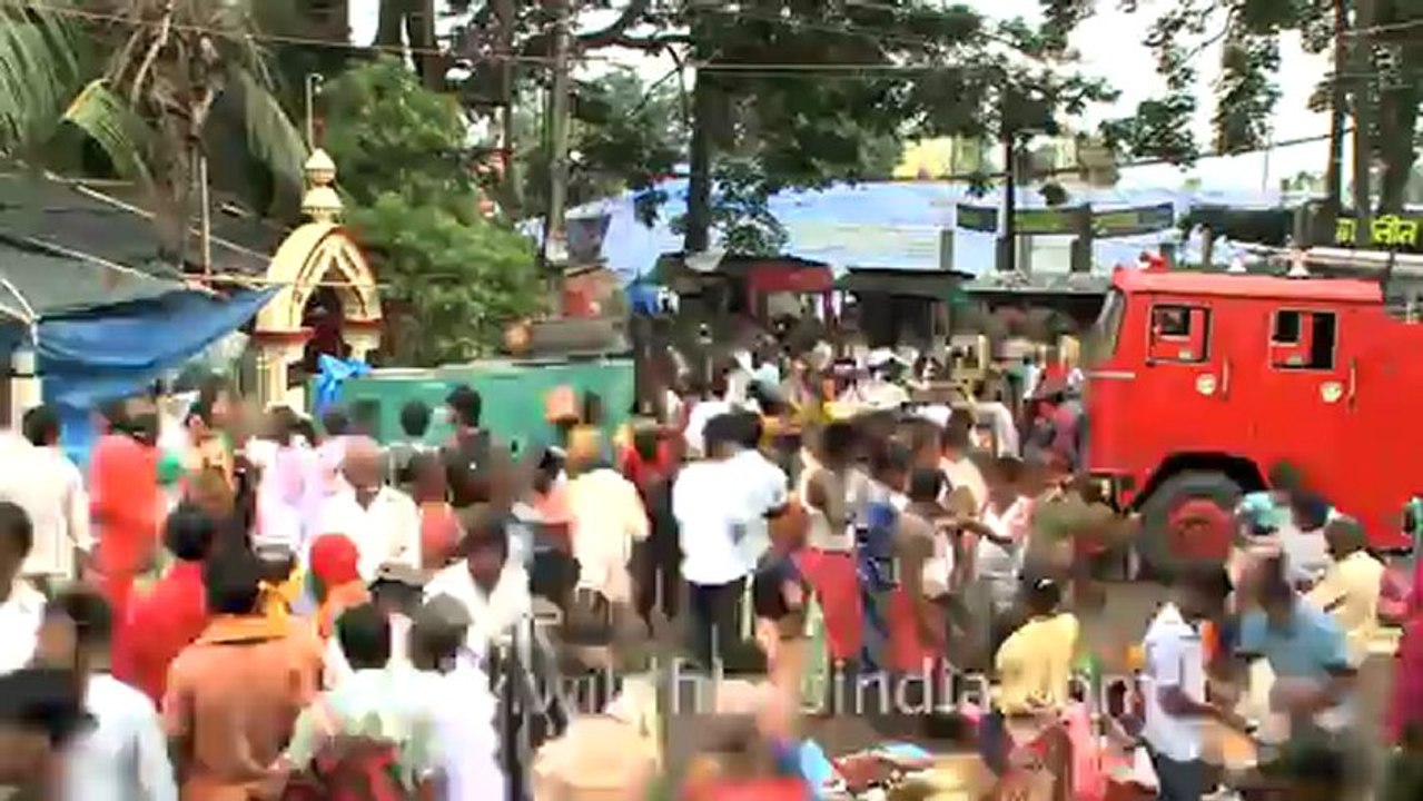 2267.Crowd at Ambubachi.mov