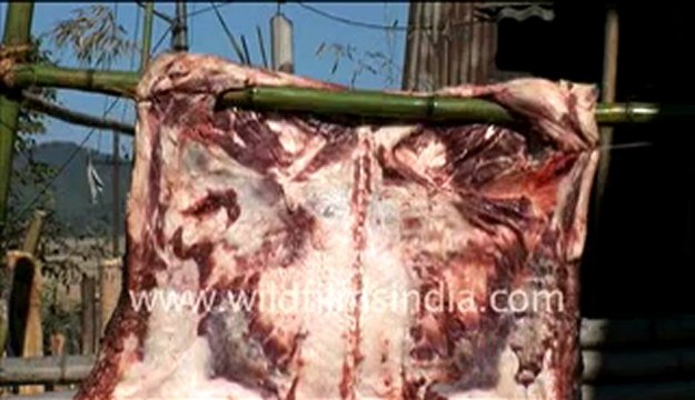 2552.Apatani people drying Boar's meat.mp4