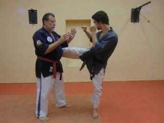 Clé de jambe sur une attaque poings-pieds